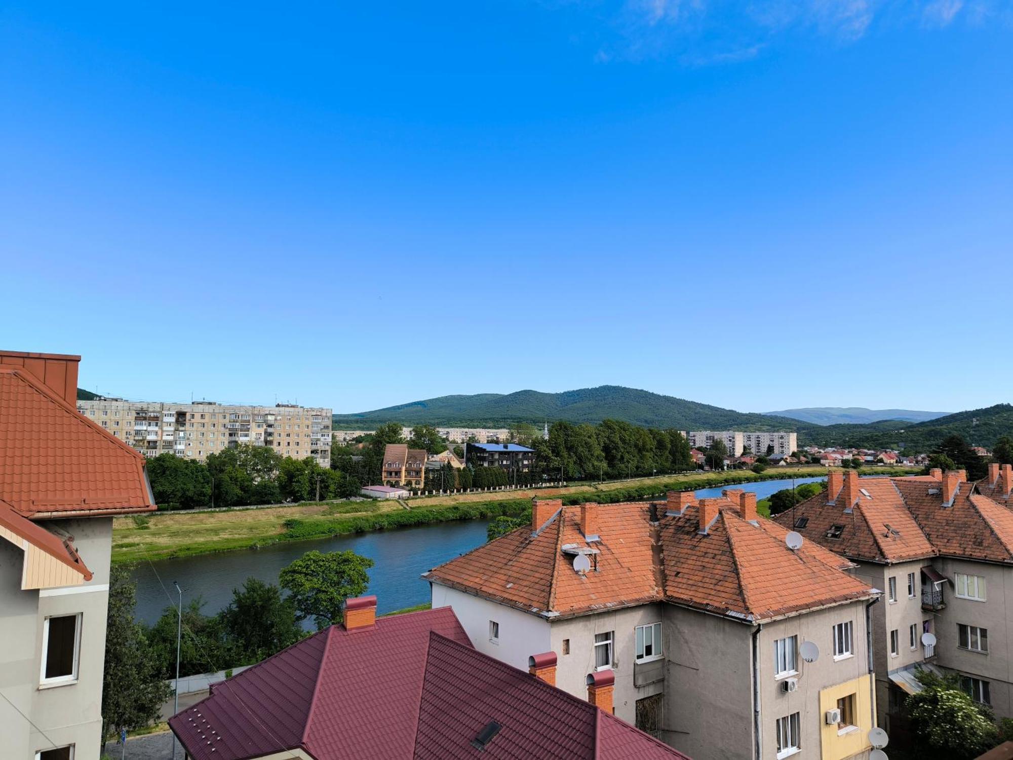 Apartments Domovik Parkaniya, 2A Moekatsjeve Buitenkant foto
