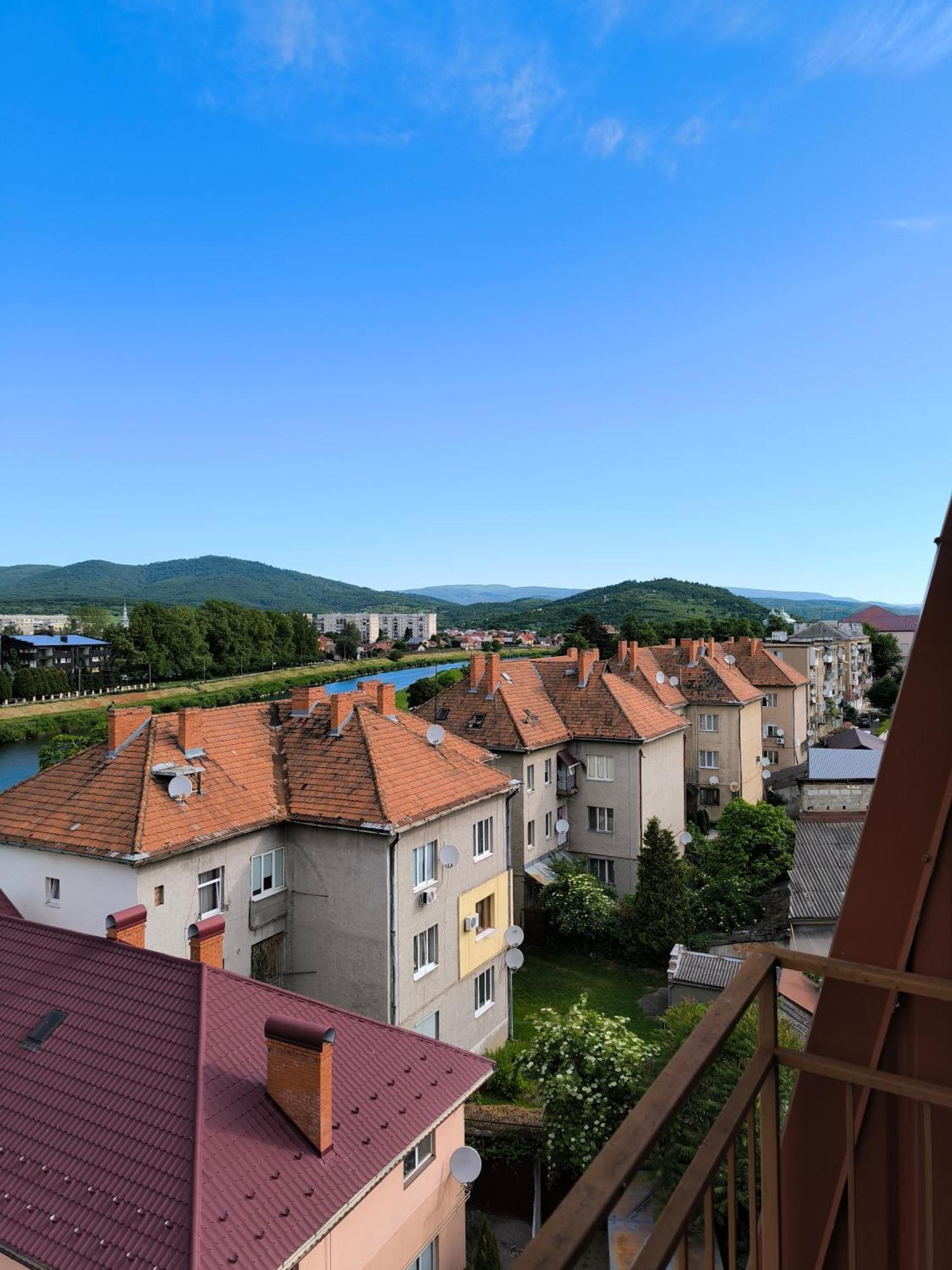 Apartments Domovik Parkaniya, 2A Moekatsjeve Buitenkant foto