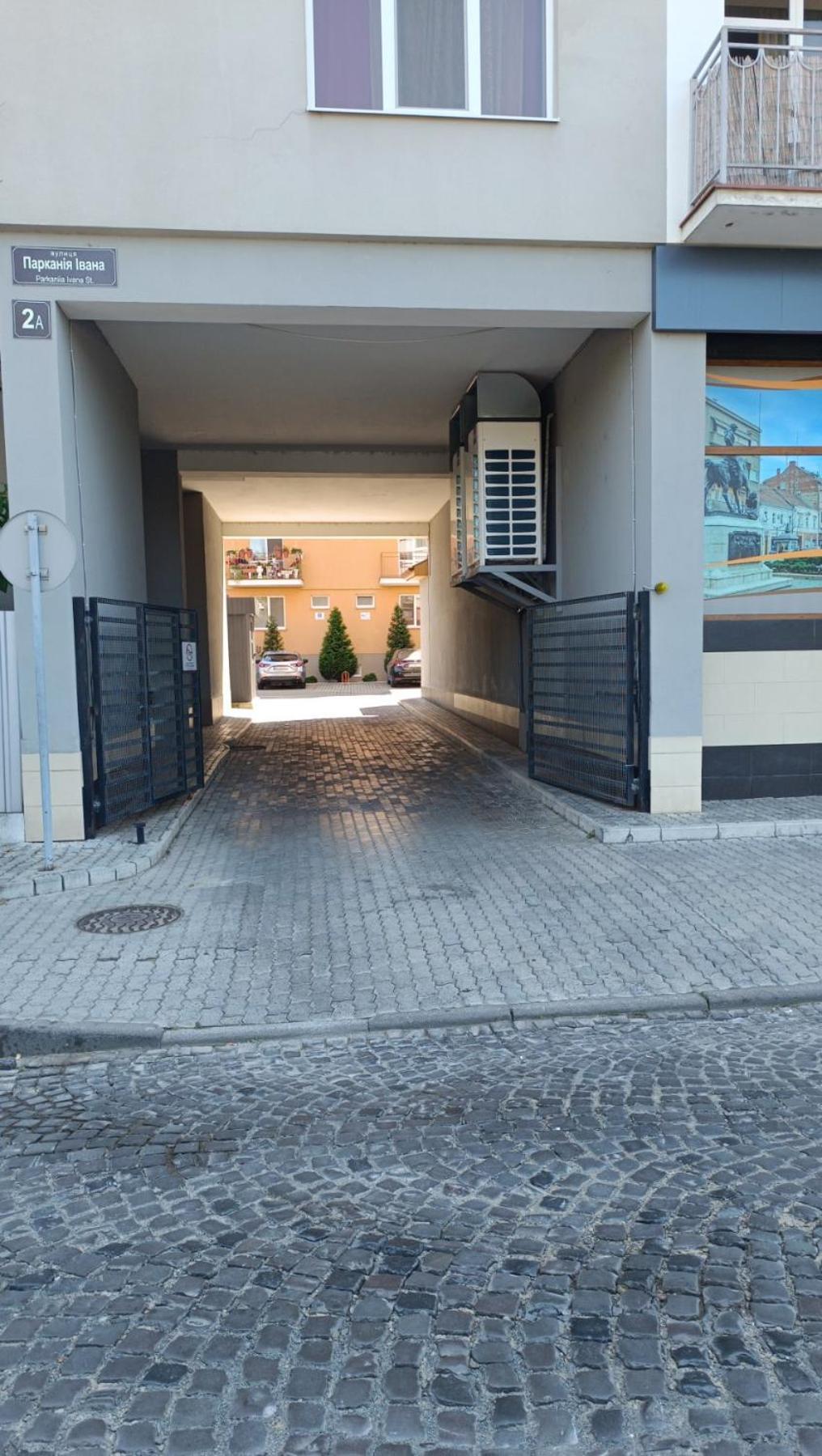 Apartments Domovik Parkaniya, 2A Moekatsjeve Buitenkant foto